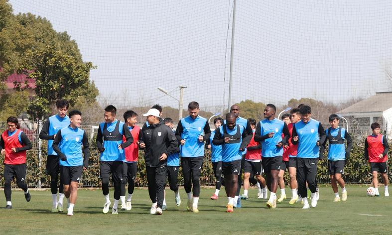 篮球比分-阿奇姆彭30号！英博30人名单出炉 主力恐无大连土著 前5轮争拿5分