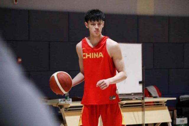 足球比分-18岁中国小将加入发展联盟 有望明年参加NBA选秀！